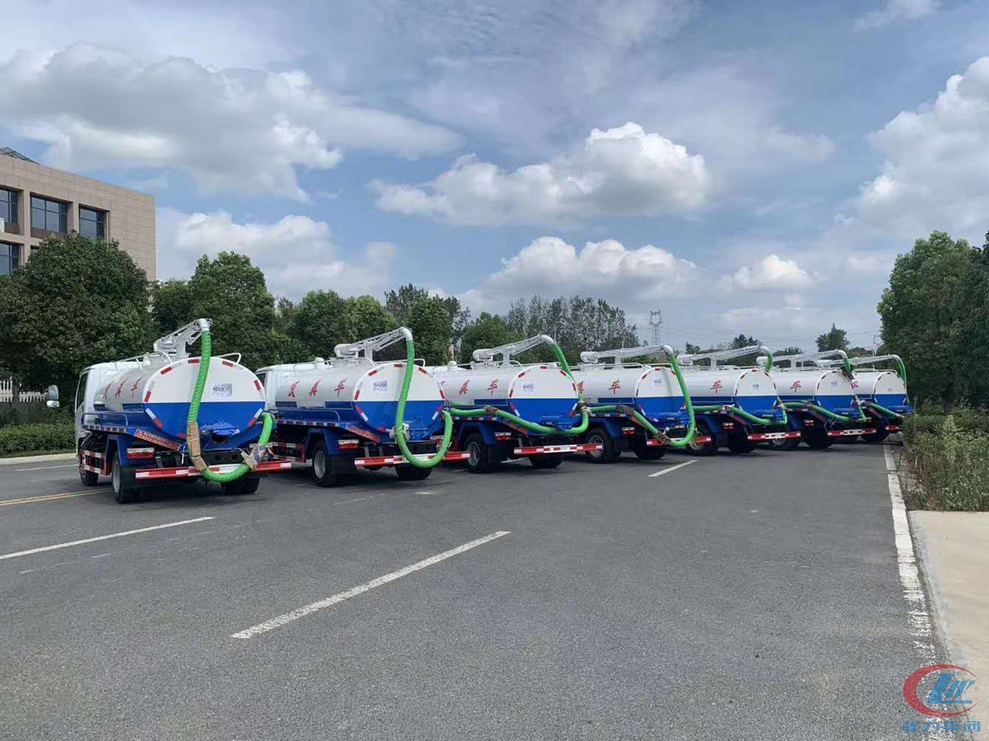 程力集團國六東風多利卡吸糞車批量發(fā)往內蒙古