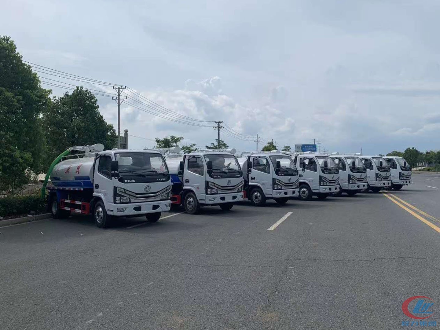 程力集團國六東風多利卡吸糞車批量發(fā)往內蒙古