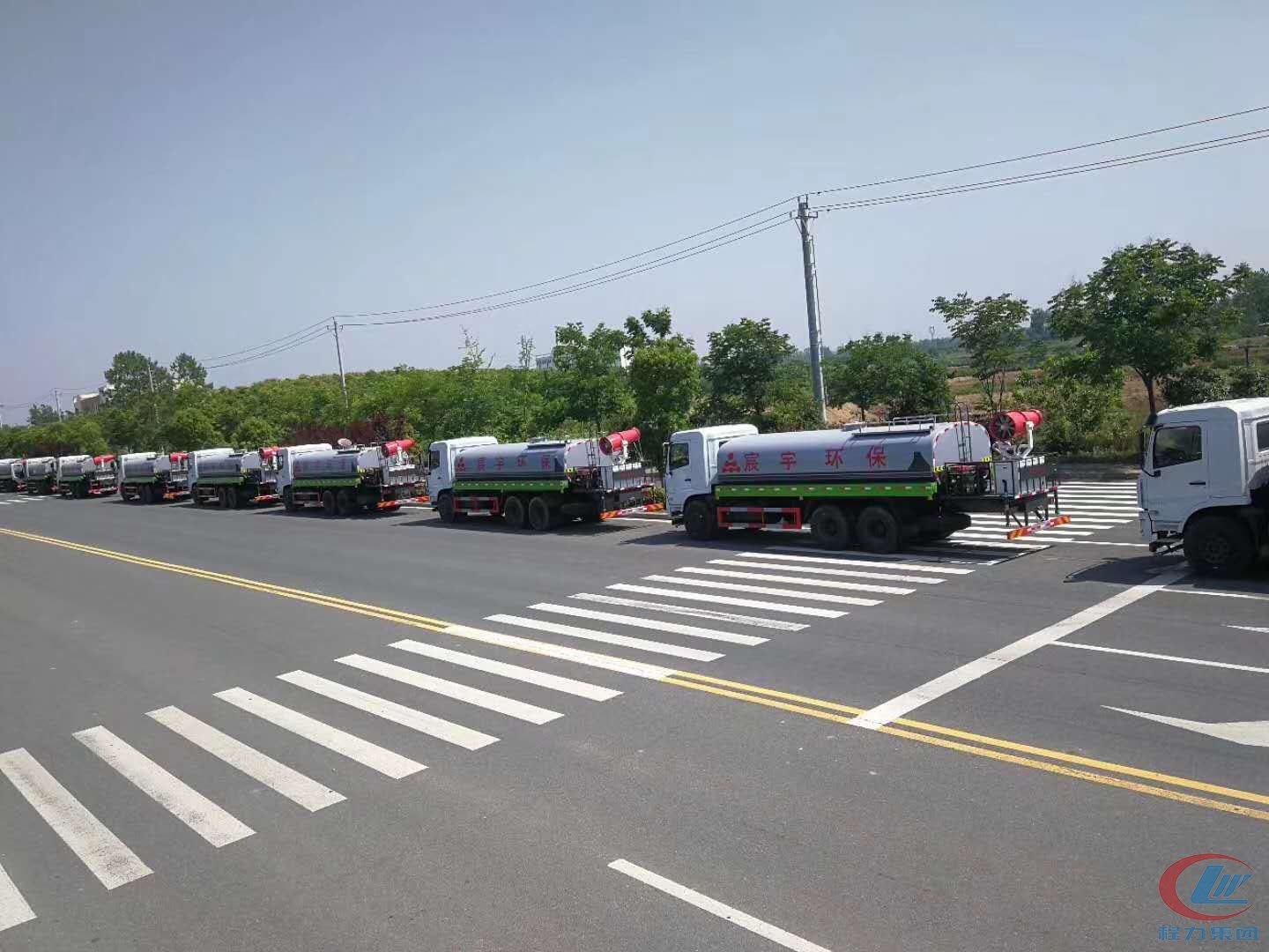程力集團(tuán)國(guó)六東風(fēng)D3L后雙橋抑塵灑水車十臺(tái)齊發(fā)