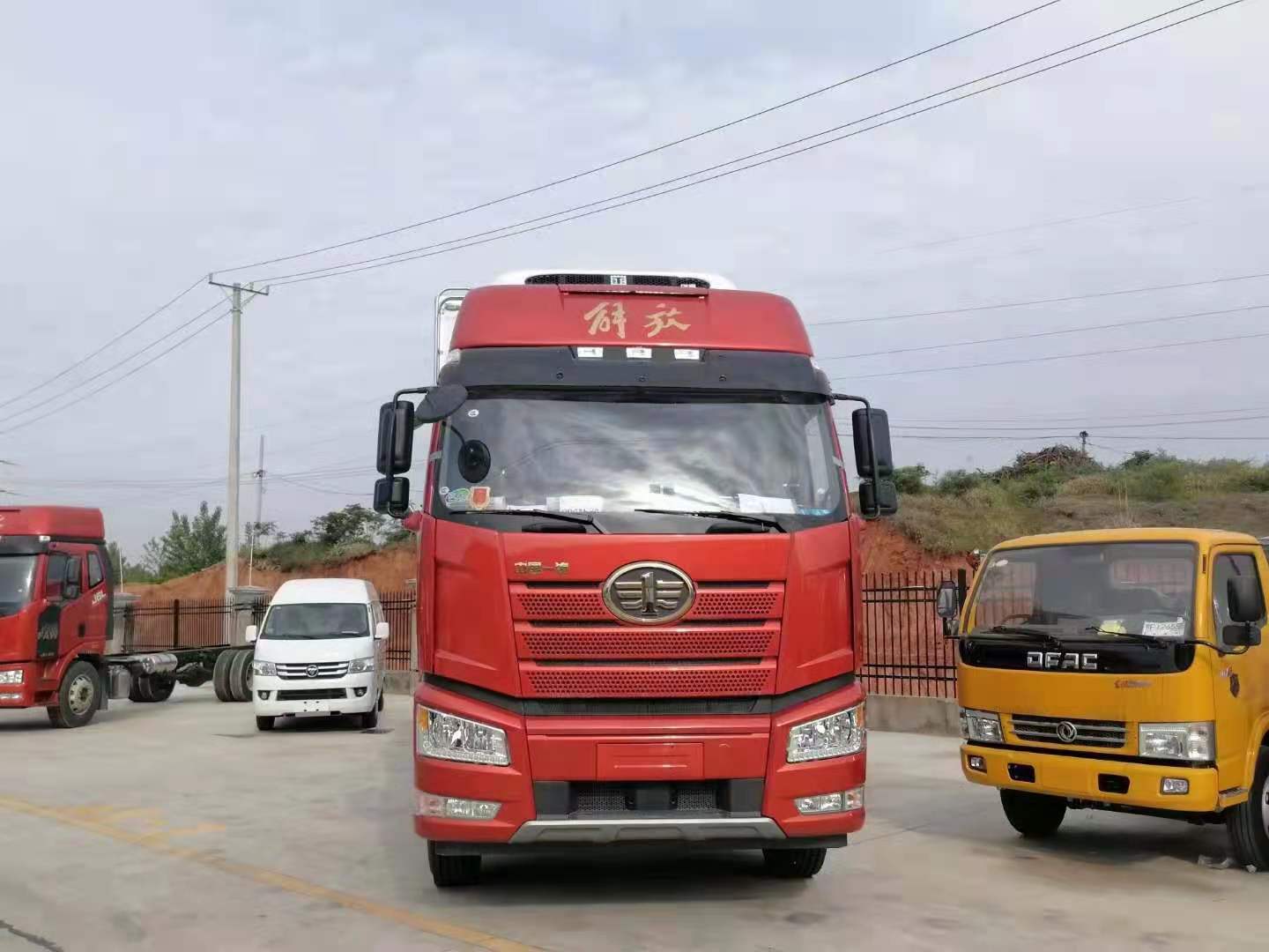 國(guó)六解放J6P高頂雙臥冷藏車