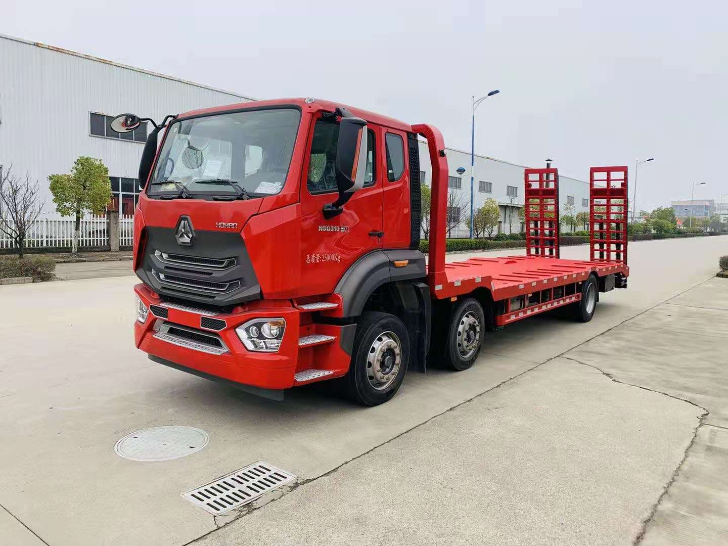 國六重汽豪沃小三軸平板運(yùn)輸車