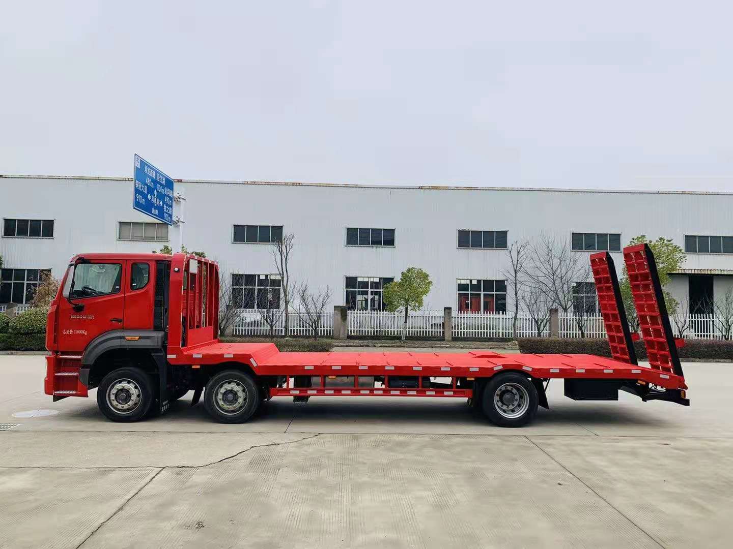 國六重汽豪沃小三軸平板運(yùn)輸車