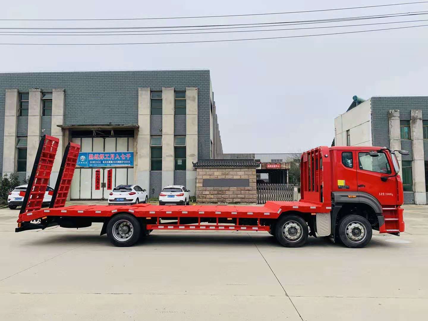 國六重汽豪沃小三軸平板運(yùn)輸車