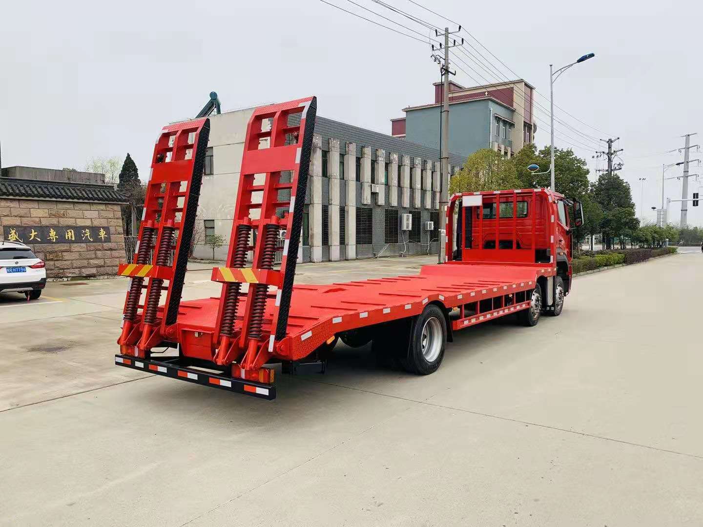 國六重汽豪沃小三軸平板運(yùn)輸車