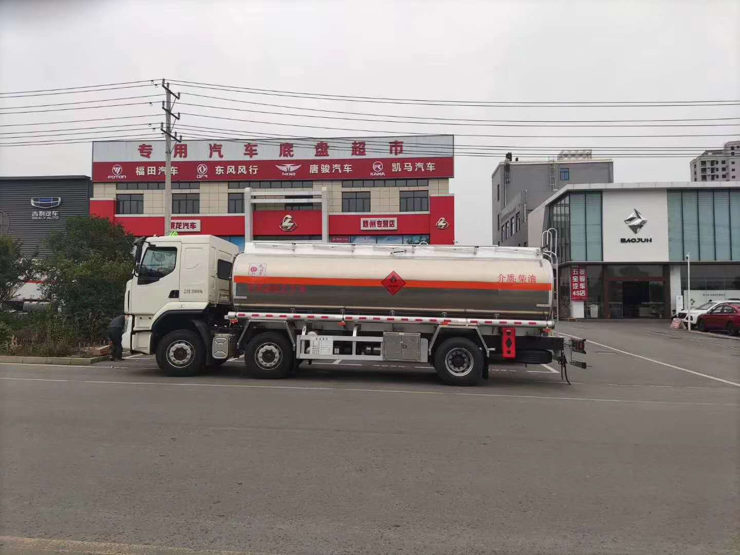 國(guó)六東風(fēng)柳汽乘龍鋁合金運(yùn)油車(chē)