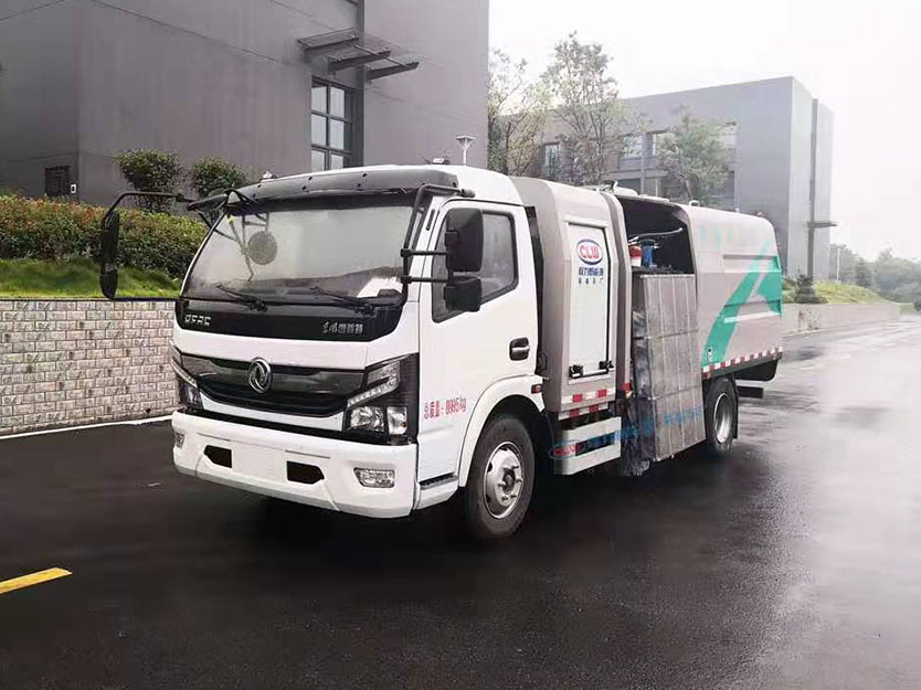 東風(fēng)大多利卡純電動(dòng)護(hù)欄清洗車(chē)
