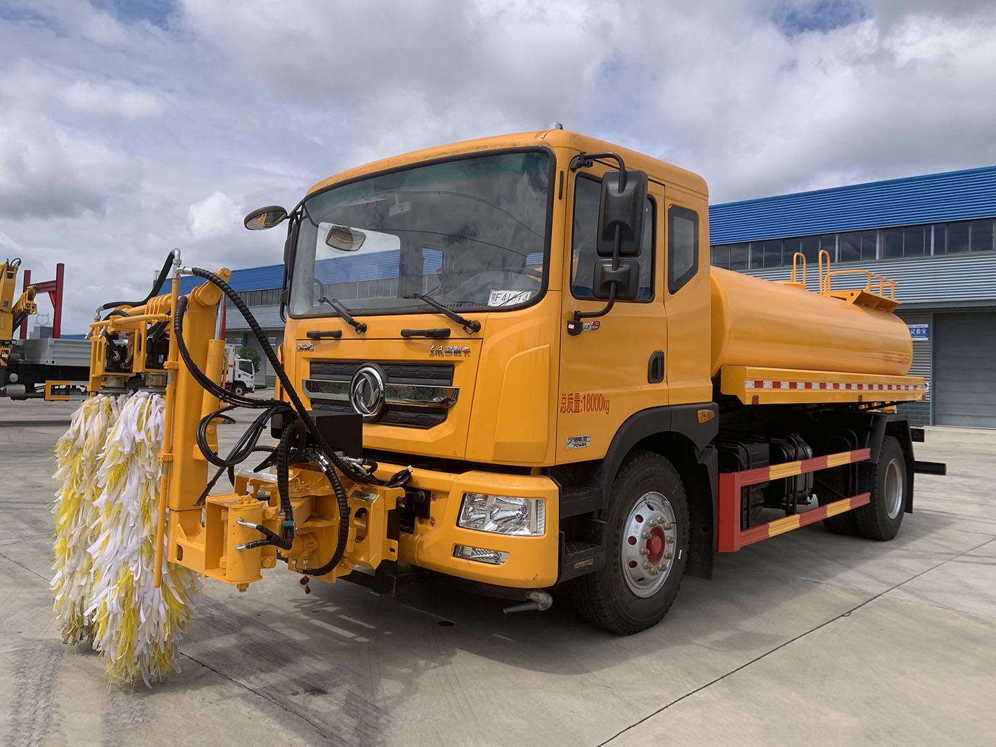 國(guó)六東風(fēng)D9城市護(hù)欄清洗車(chē)CL5180GQXE6