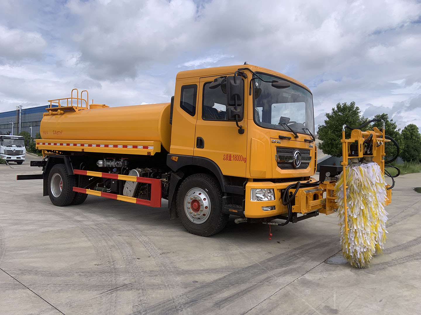 國(guó)六東風(fēng)D9城市護(hù)欄清洗車(chē)