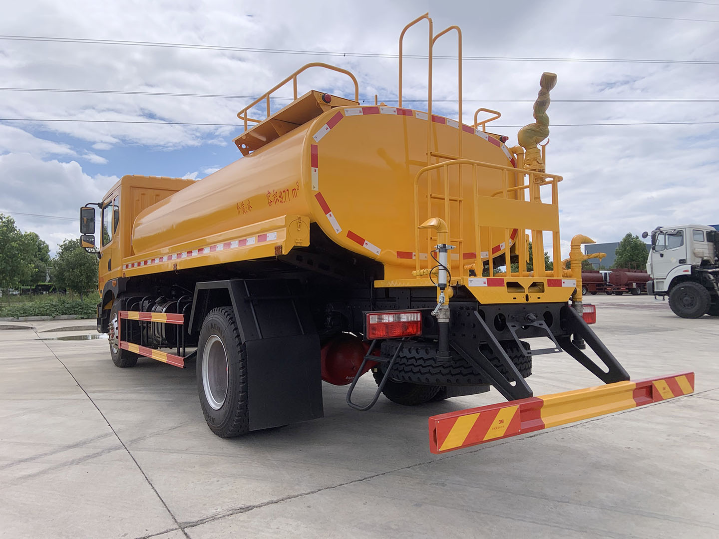 國(guó)六東風(fēng)D9城市護(hù)欄清洗車(chē)