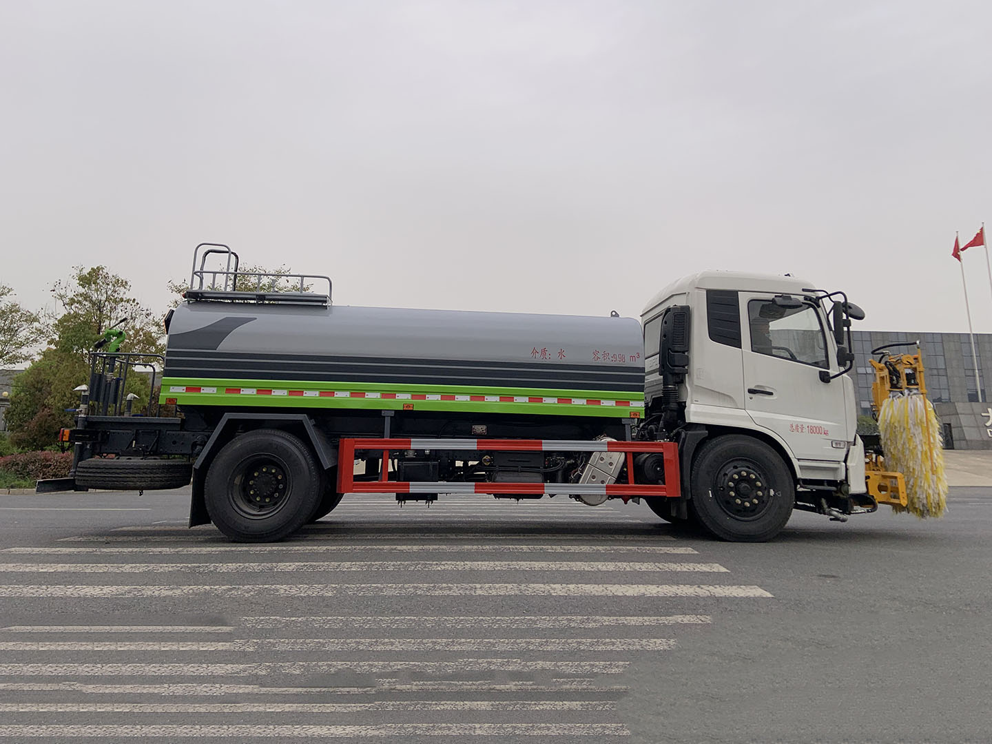 國六東風(fēng)天錦城市護欄清洗車