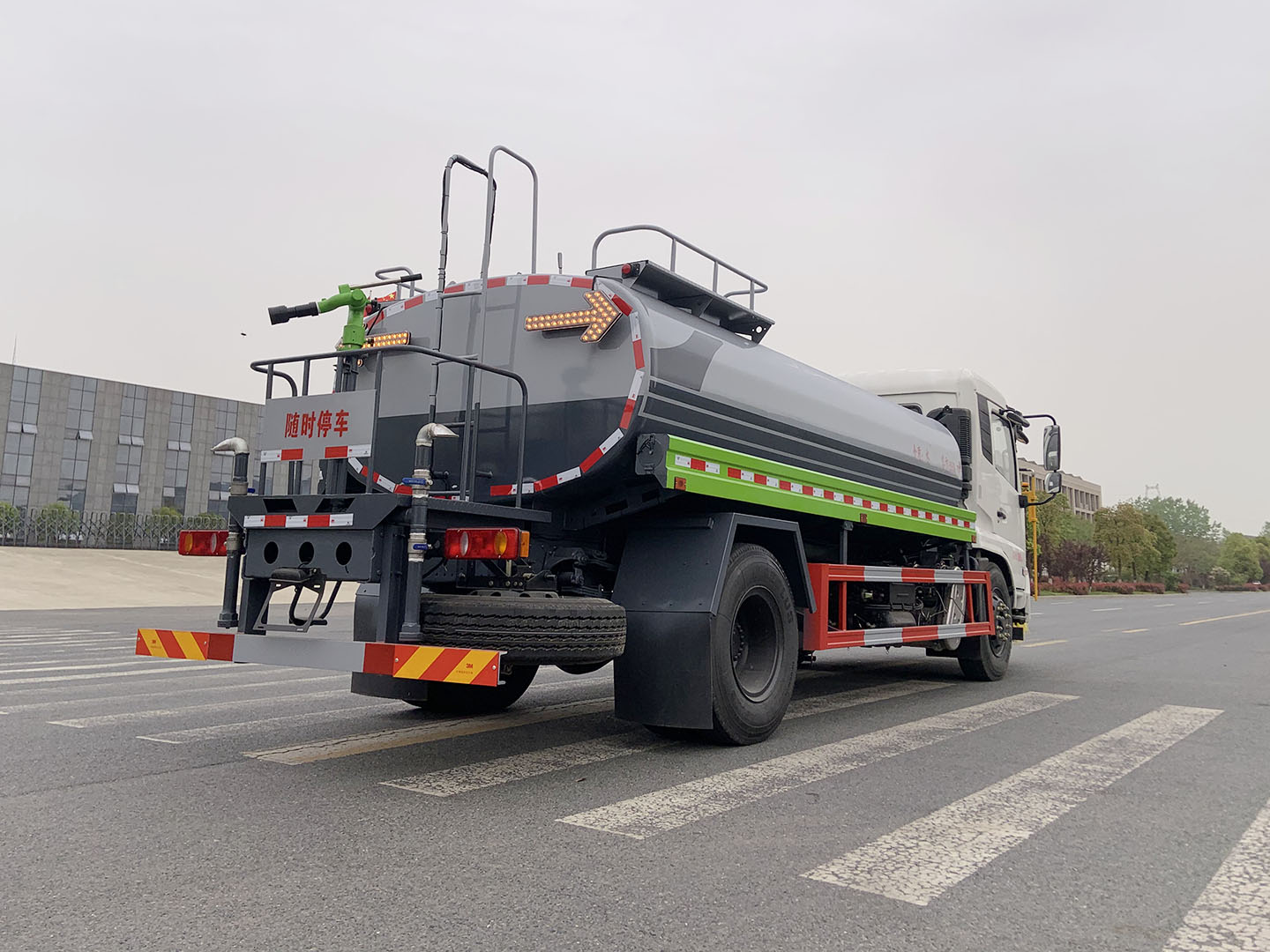 國六東風(fēng)天錦城市護欄清洗車