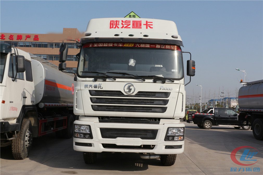 程力陜汽德龍（34方）運(yùn)油車(chē)正面圖