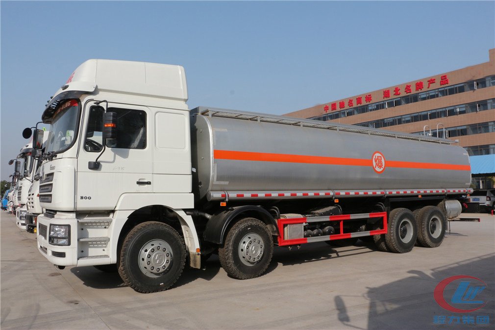 程力陜汽德龍（34方）運(yùn)油車(chē)側(cè)面圖