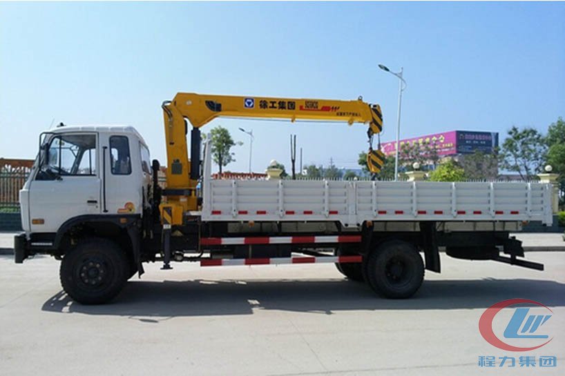 程力東風(fēng)153 8噸隨車(chē)吊側(cè)面圖