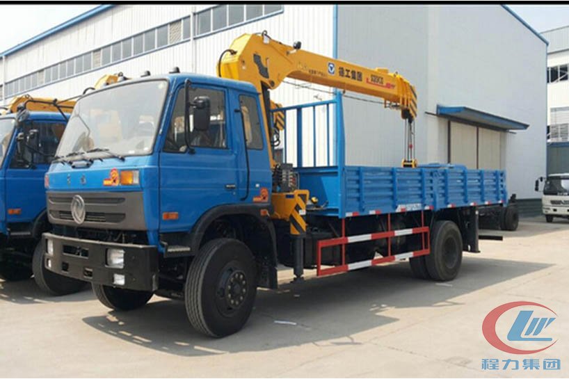 程力東風(fēng)153 8噸隨車(chē)吊側(cè)面圖
