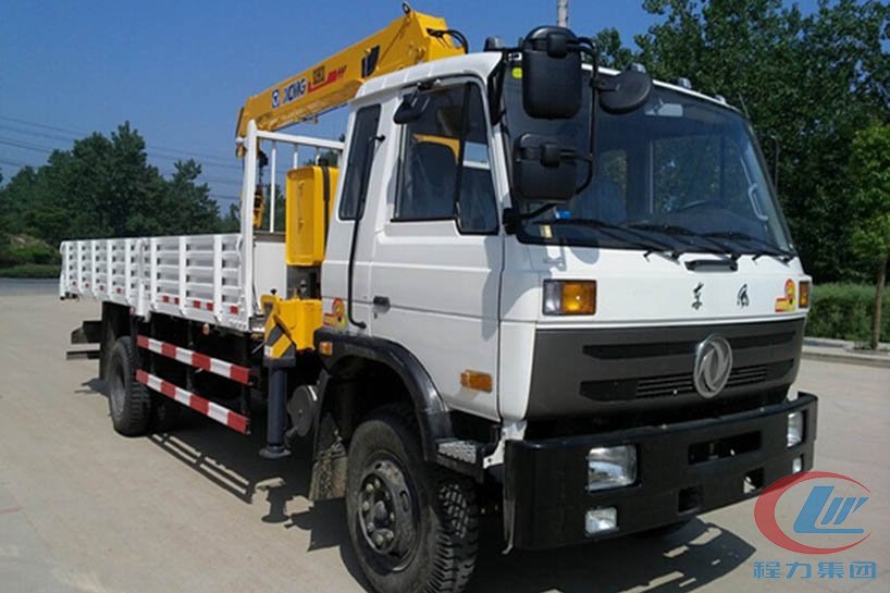程力東風(fēng)153 8噸隨車(chē)吊側(cè)面圖
