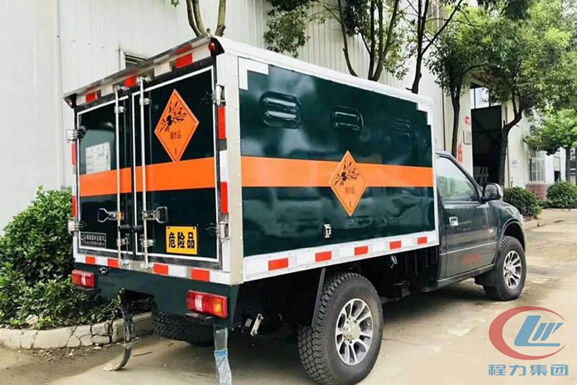 炸藥運(yùn)輸車(chē)側(cè)面圖