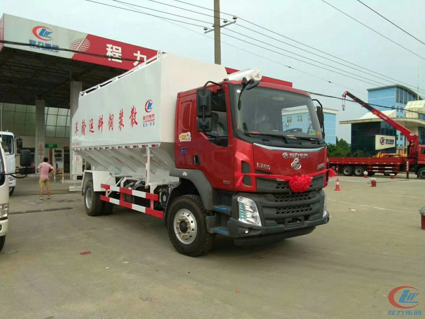 程力集團東風(fēng)柳汽28方飼料車側(cè)面圖