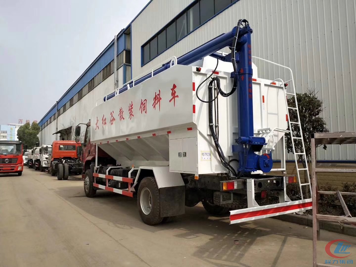 程力集團東風(fēng)柳汽12-14噸飼料車側(cè)面圖