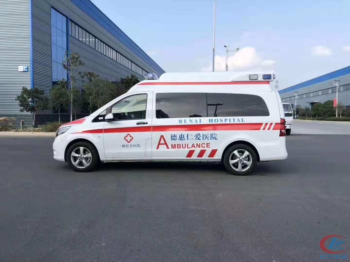 國(guó)六奔馳威霆救護(hù)車側(cè)面圖