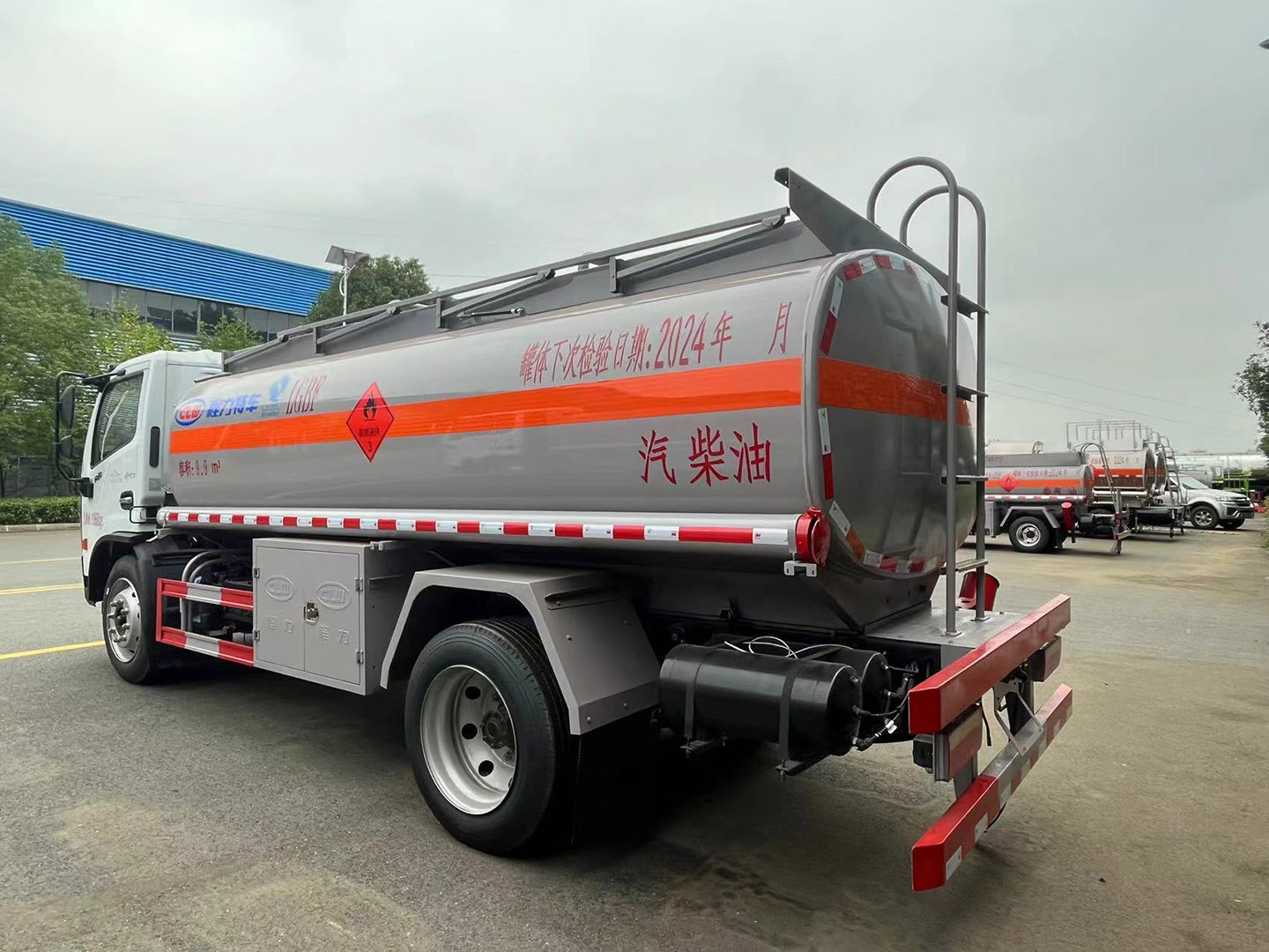 程力集團(tuán)國六東風(fēng)10立方運(yùn)油車/加油車