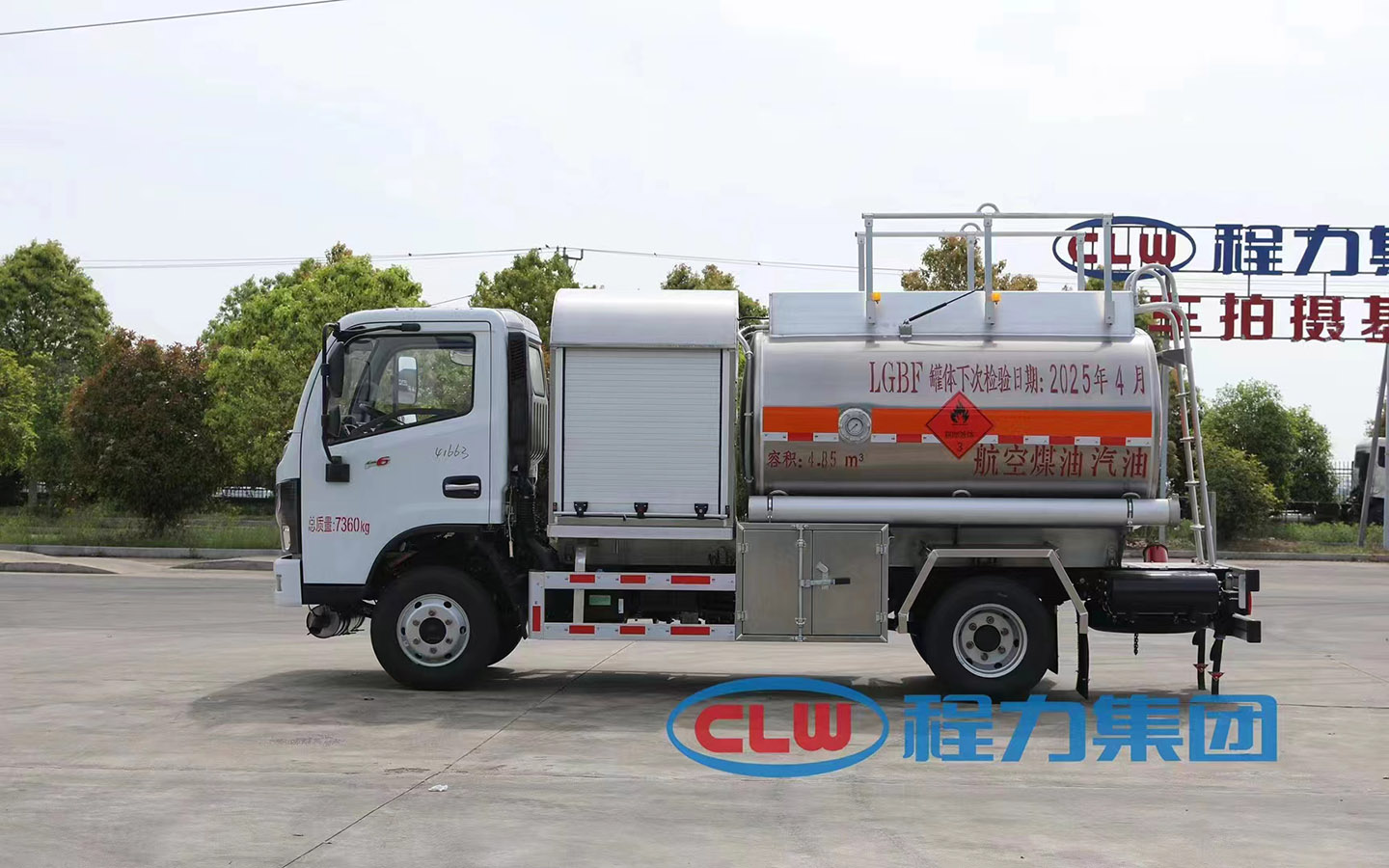 東風(fēng)福瑞卡4立方小型飛機(jī)加油車(chē)側(cè)面照片