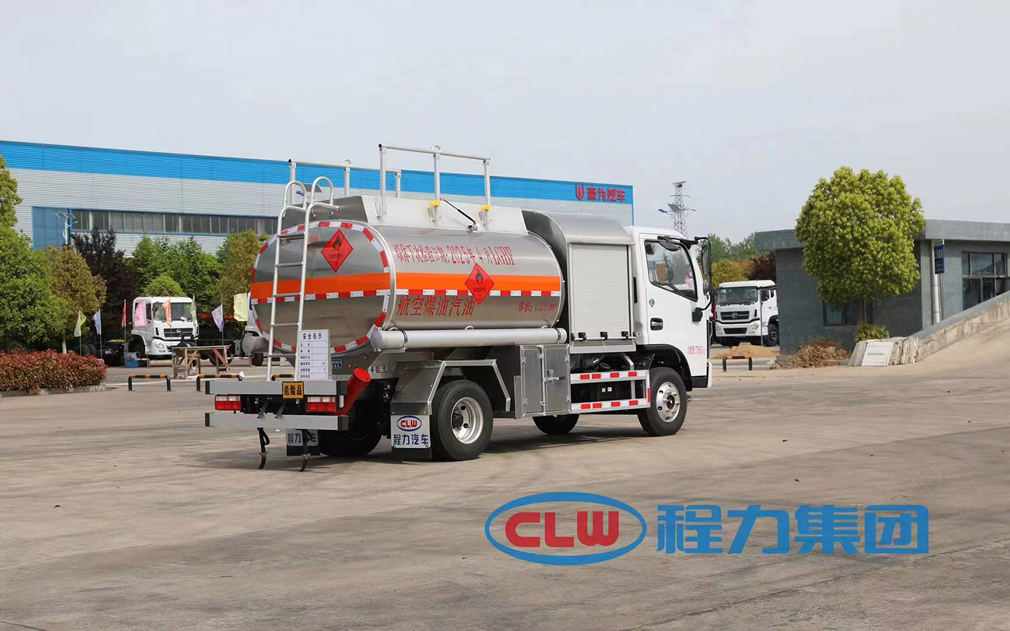 東風(fēng)福瑞卡4立方小型飛機(jī)加油車(chē)側(cè)面照片