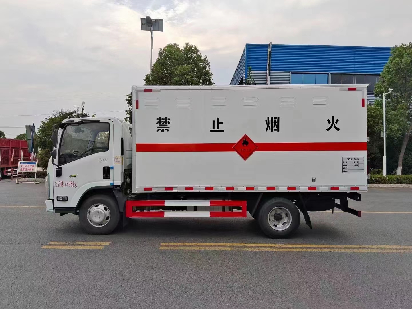 程力集團(tuán)專用車(chē)系列五十鈴爆破器材運(yùn)輸車(chē)
