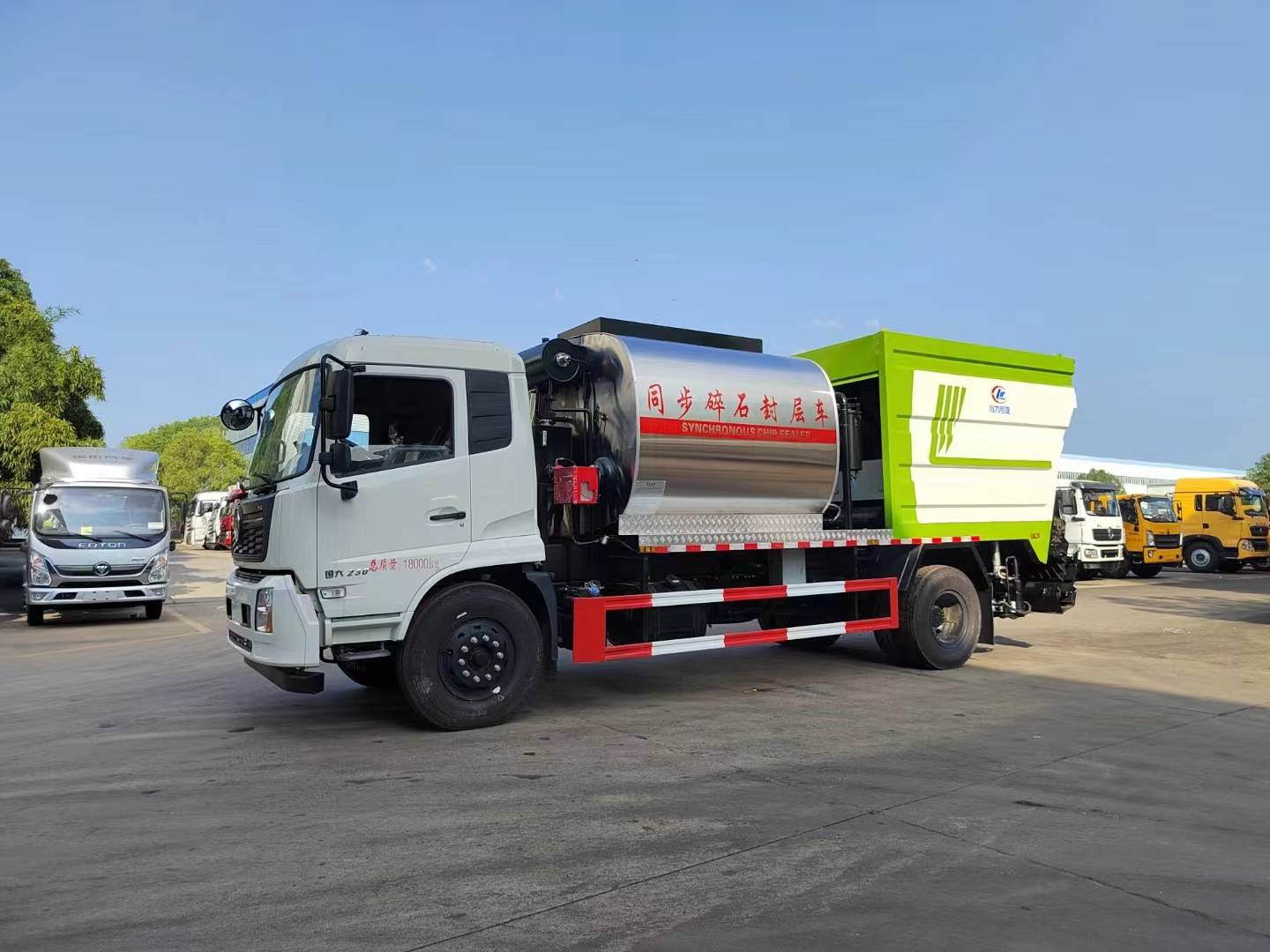 東風(fēng)天錦8方的石料倉(cāng)同步碎石封層車(chē)